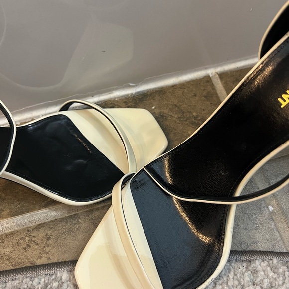 YSL OPYUM SANDALS IN SMOOTH LEATHER WITH A GOLD-TONE HEEL - Picture 7 of 10